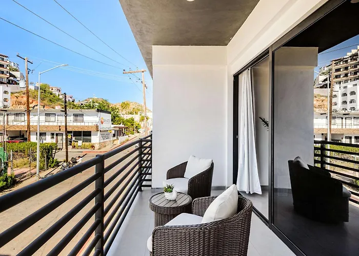 Modern Condo Walk To Marina, Dining & Nightlife